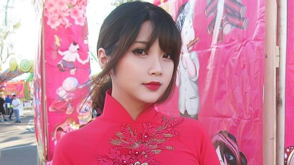 Ngay cả khi make up nhẹ nhàng, diện áo dài truyền thống Việt Nam, Hana Bunny lại càng khiến các game thủ mê mệt.