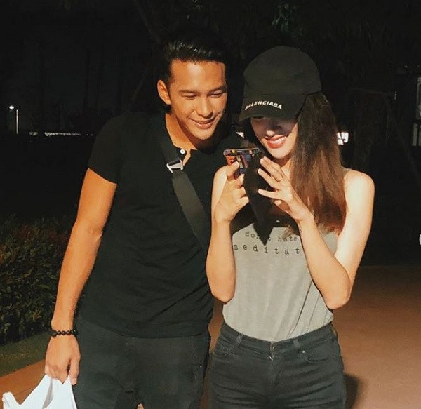 Lần gần đây nhất Hương Giang được bắt gặp vẫn dùng ốp điện thoại này là trong thời gian chuẩn bị cho series drama MV “Anh đang ở đâu đấy anh”.