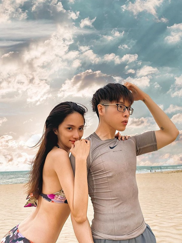 Ngoài vóc dáng sexy chuẩn chỉnh, nhan sắc hút hồn của Hương Giang cùng body cực phẩm của Erik, Đức Phúc, người hâm mộ còn chú ý đến một chi tiết khác trong loạt ảnh, tiết lộ sở thích đặc biệt của nàng hậu khi sử dụng đồ công nghệ.