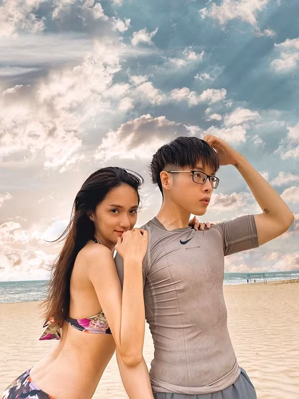 Ngoài vóc dáng sexy chuẩn chỉnh, nhan sắc hút hồn của Hương Giang cùng body cực phẩm của Erik, Đức Phúc, người hâm mộ còn chú ý đến một chi tiết khác trong loạt ảnh, tiết lộ sở thích đặc biệt của nàng hậu khi sử dụng đồ công nghệ.