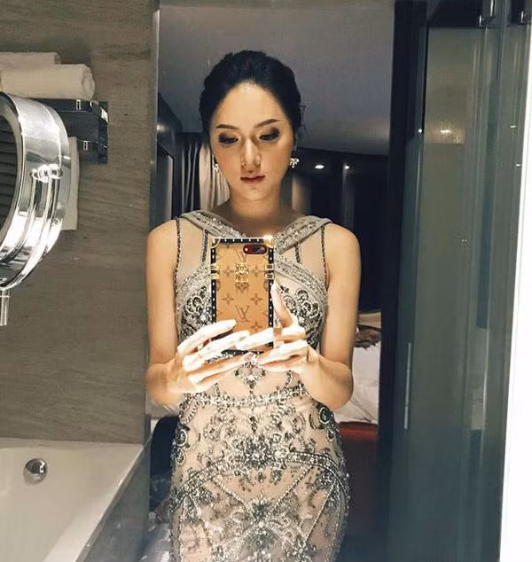 Ngoài đam mê photoshop, Hương Giang còn khá hứng thú với những phụ kiện smartphone thời thượng, hàng hiệu. Vào thời điểm sử dụng điện thoại iPhone 8 Plus, nữ ca sĩ từng sở hữu ốp lưng hiệu Louis Vuitton đắt đỏ, trị giá hàng chục triệu đồng.