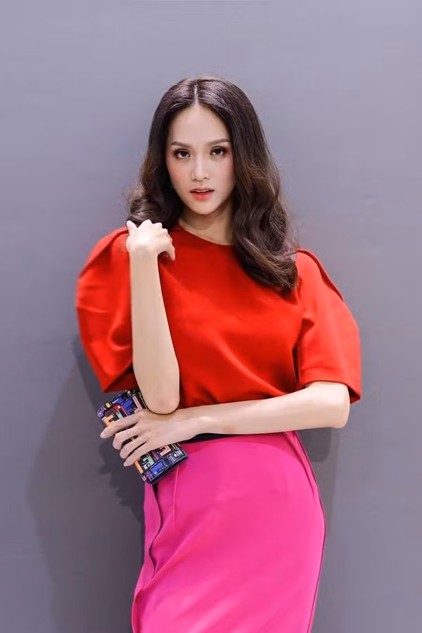 Vào thời điểm cuối năm 2018, Hương Giang thường xuyên xuất hiện cùng điện thoại có ốp lưng theo phong cách logomania của Fendi. Ngoài tác dụng “làm đẹp”, bao bọc êm ái được cho điện thoại thì chiếc ốp lưng này còn hợp phong thủy với người đẹp.