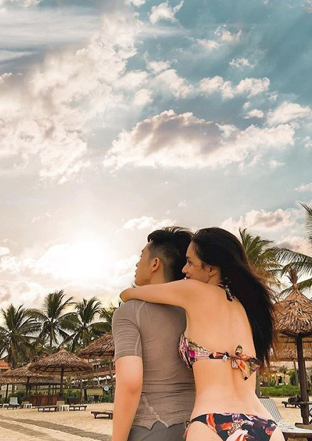 Mới đây Hương Giang bất ngờ khoe ảnh tình tứ bên một chàng trai trẻ, cùng những lời lẽ cực ngọt ngào khiến cộng đồng mạng không khỏi xôn xao. Ngay sau đó một ngày, nàng hậu chính thức công khai rõ mặt chàng trai bí ẩn, không ai khác là đàn em Đức Phúc, hóa ra tất cả chỉ là “cú lừa” của chị em nhà Hoa Râm Bụt.