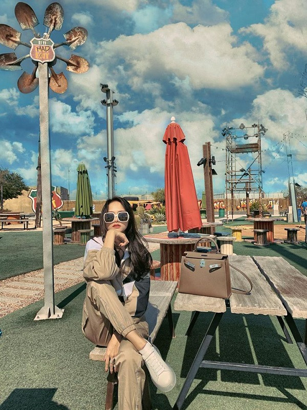 Giống như bao bạn trẻ khác, có vẻ như Hương Giang có niềm đam mê đặc biệt với các ứng dụng chỉnh sửa ảnh, ghép mây. Bằng chứng là loạt ảnh của Hoa hậu chuyển giới 2018 dù được chụp ở các góc hình khác nhau nhưng những đám mây lại có chung một hình dạng, cùng một kiểu,… trông thì rất tự nhiên nhưng thực ra lại là sản phẩm của photoshop.