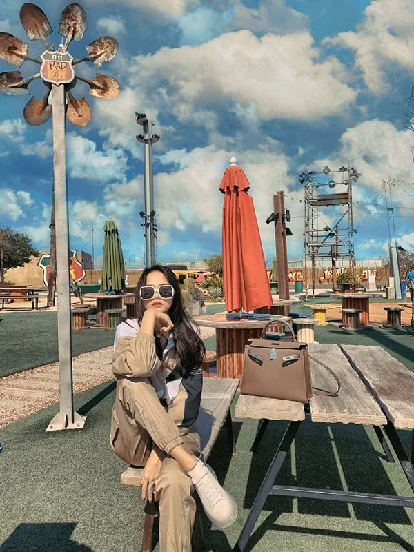 Giống như bao bạn trẻ khác, có vẻ như Hương Giang có niềm đam mê đặc biệt với các ứng dụng chỉnh sửa ảnh, ghép mây. Bằng chứng là loạt ảnh của Hoa hậu chuyển giới 2018 dù được chụp ở các góc hình khác nhau nhưng những đám mây lại có chung một hình dạng, cùng một kiểu,… trông thì rất tự nhiên nhưng thực ra lại là sản phẩm của photoshop.