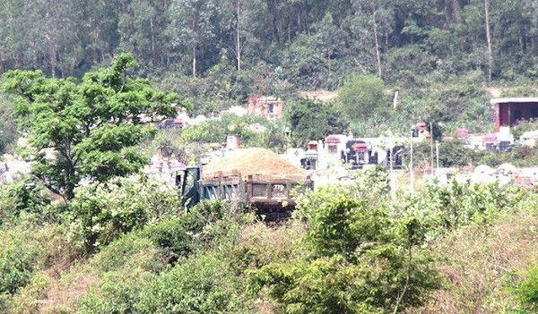 Xe ben chở cát chạy trên thân đê sông La Tinh.