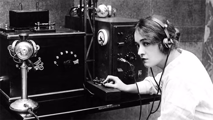 Morse đã phát minh công nghệ tức thời đầu tiên trên thế giới của ngành truyền thông. Nhưng vào năm 1876, một phát minh khác đã làm lu mờ công nghệ đáng chú ý của Morse - điện thoại. Tuy nhiên, đến nay, mã Morse vẫn còn được sử dụng để truyền tin khẩn trong quân đội.