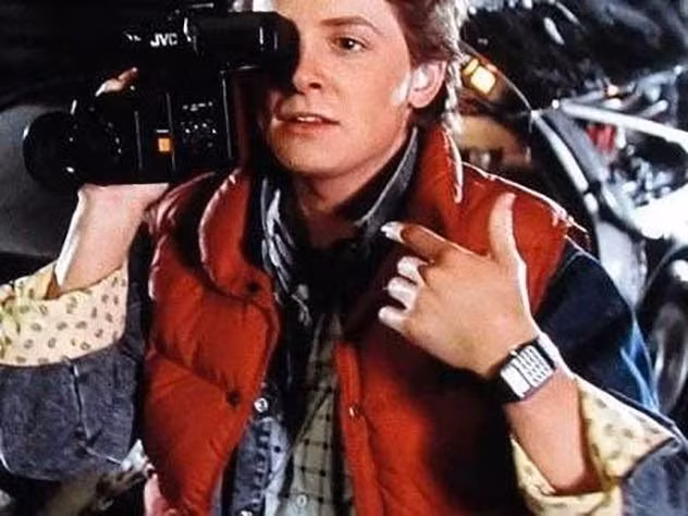 Năm 1970, đồng hồ điện tử là một phần trong cơn sốt lớn gồm TV di động đeo tay và trò chơi điện tử. Nhưng dòng đồng hồ Databank Casio ra mắt vào năm 1983 đã đẩy sự cuồng nhiệt lên một tầm cao mới. Dòng đồng hồ Databank vẫn mang tính biểu tượng và sản xuất cho đến ngày nay dù bị thay thế bởi các dòng đồng hộ đeo tay thông minh khác.