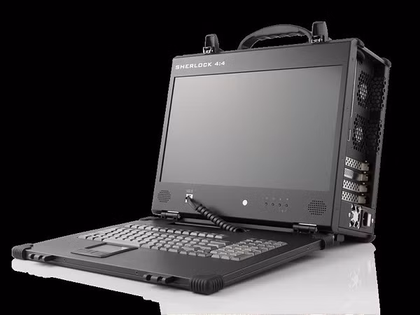 Với trọng lượng lên tới 12,5 kg, Acme Portable “Sherlock 4:4” trông giống một trung tâm kỹ thuật di động hơn là chiếc laptop. Đăc biệt, bàn phím của Sherlock kết nối với màn hình bằng cáp điện thoại.