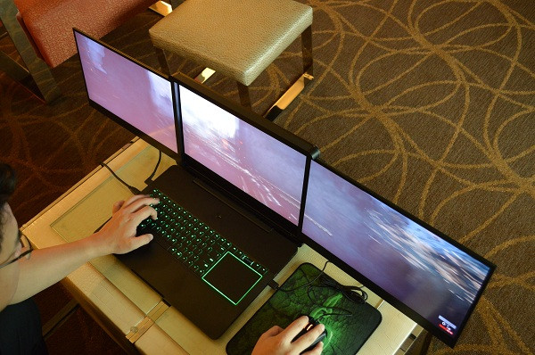 Cũng như các dòng laptop chơi game cao cấp của hãng, máy sử dụng card đồ họa Nvidia GeForce GTX 1080. Máy hỗ trợ game thủ tầm nhìn 180 độ và tích hợp với kính thực tế ảo Oculus Rift, bàn phím thiết kế chìm tương tự như dòng Blade Pro.