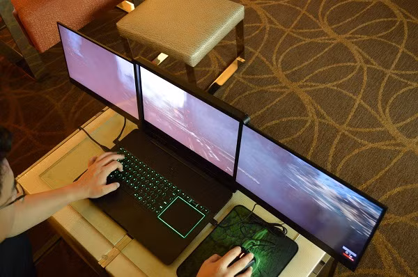 Cũng như các dòng laptop chơi game cao cấp của hãng, máy sử dụng card đồ họa Nvidia GeForce GTX 1080. Máy hỗ trợ game thủ tầm nhìn 180 độ và tích hợp với kính thực tế ảo Oculus Rift, bàn phím thiết kế chìm tương tự như dòng Blade Pro.