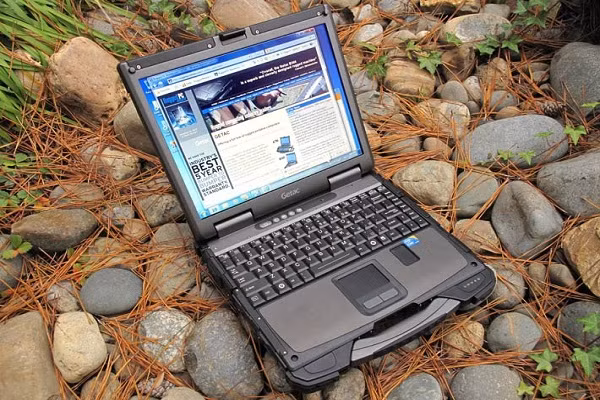 Getac B300-X có ngoại hình khủng bố chẳng khác nào một chiếc vali. Chiếc máy tính kỳ dị này được trang bị 5 ổ cứng, có khả năng chống chịu mọi điều kiện khắc nghiệt: va đập, chống nhiệt, chống nước, chống sốc,…
