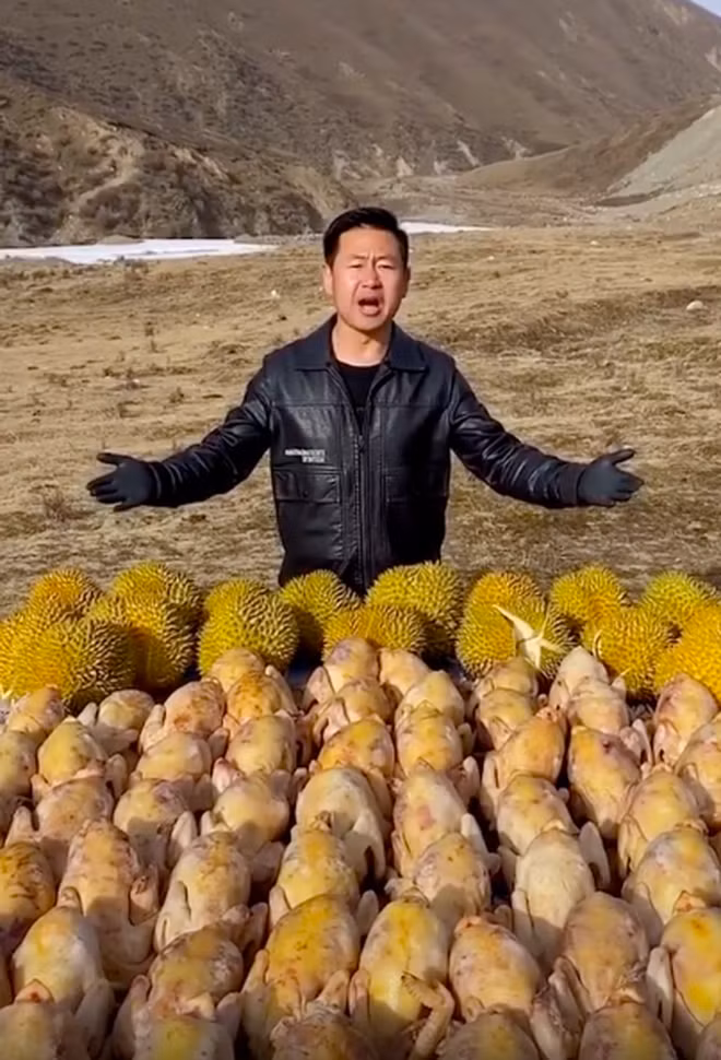 Dù đạt được con số theo dõi không hề nhỏ, tuy nhiên họ tên, nghề nghiệp cũng như quê quán cụ thể của người đàn ông này vẫn là ẩn số.