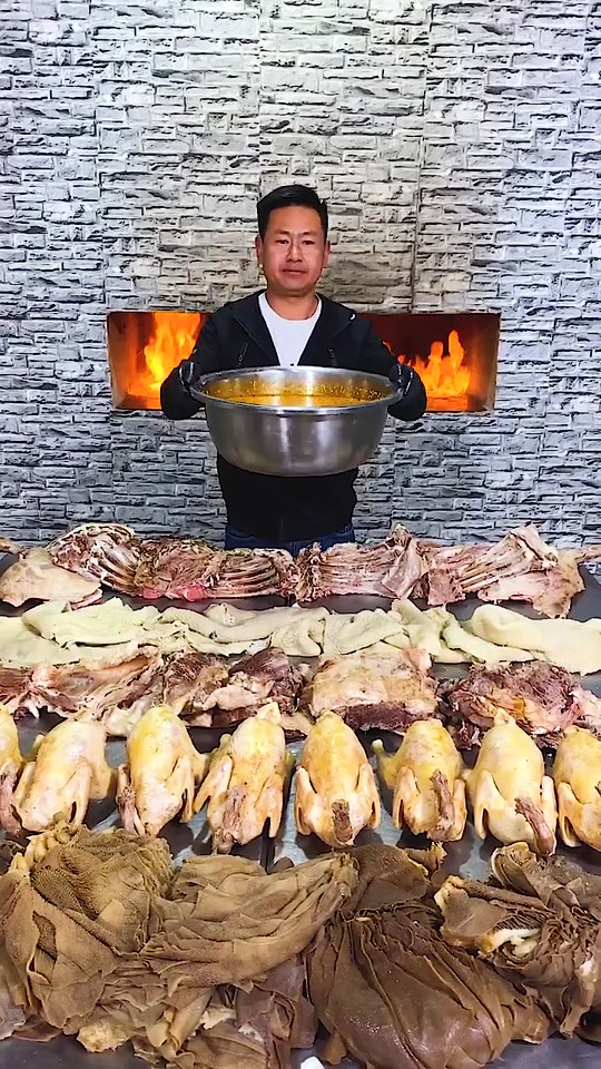 Hơn hẳn Bà Tân Vlog, kênh của @wildfood007 làm món ăn với số lượng cực lớn.
