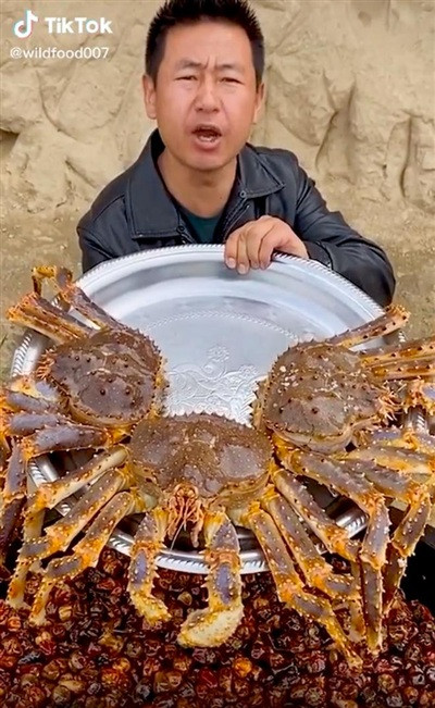 Cả các dụng cụ nấu ăn cũng "siêu to khổng lồ" không kém. Các nguyên liệu mà người đàn ông này chuẩn bị đều có kích thước rất lớn với số lượng cực kỳ nhiều.