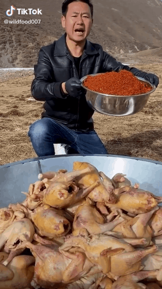 Nếu ở Việt Nam kênh Youtube Bà Tân Vlog luôn gây chú ý khi thực hiện món ăn siêu to khổng lồ thì mới đây, tại Trung Quốc tiếp tục xuất hiện một food blogger khác gây sốt với thực đơn toàn những món làm với số lượng cực nhiều.