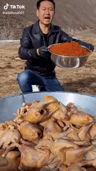 Nếu ở Việt Nam kênh Youtube Bà Tân Vlog luôn gây chú ý khi thực hiện món ăn siêu to khổng lồ thì mới đây, tại Trung Quốc tiếp tục xuất hiện một food blogger khác gây sốt với thực đơn toàn những món làm với số lượng cực nhiều.