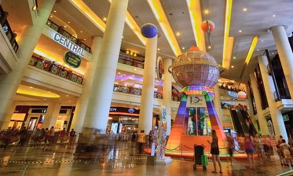 Khu phức hợp mua sắm khổng lồ Berjaya Times Square ở Kuala Lumpur, Malaysia sở hữu chiếc máy bán hàng tự động lớn nhất mọi thời đại. Cỗ máy có chiều cao lên đến 9 mét và bán kính là 4,6 mét, được tạo ra để kỷ niệm 10 năm khánh thành khu mua sắm này và đến nay vẫn làm tốt nhiệm vụ của mình.