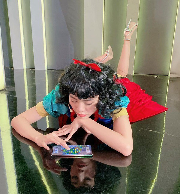 Những thiết bị công nghệ này được Lan Ngọc mang theo trong các sự kiện, sử dụng trong công việc, liên lạc với bạn bè hay tận dụng triệt để cho nhu cầu giải trí.