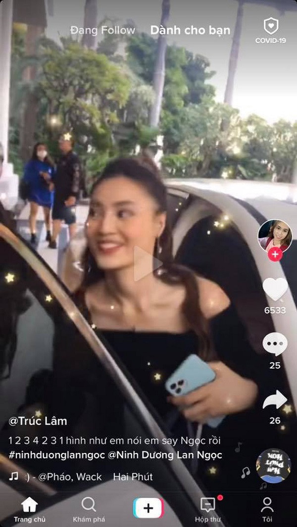 Mặc dù không ít lần bị đặt nghi vấn hẹn hò qua những lần đi du lịch chung, hay món đồ đôi của cả hai,...nhưng cặp đôi Ninh Dương Lan Ngọc và Chi Dân vẫn khẳng định chỉ là bạn bè. Mới đây, dân mạng lại tinh mắt "soi" được bằng chứng hẹn hò mới của Ninh Dương Lan Ngọc và tình tin đồn khi cô nàng bất ngờ để lộ mã điện thoại đang sử dụng.