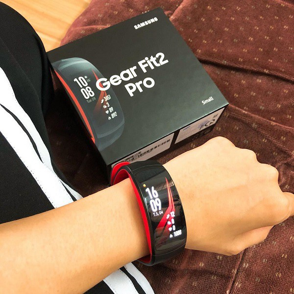 Thậm chí cô nàng còn từng khoe phụ kiện công nghệ Gear Fit2 Pro – sản phẩm đồng hồ thông minh của Samsung.