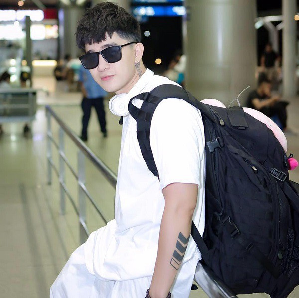 Niềm đam mê của Chi Dân còn dành cho món phụ kiện công nghệ khác của Apple cũng hot hit chẳng kém, đó là những phiên bản tai nghe trùm đầu Beats đình đám.