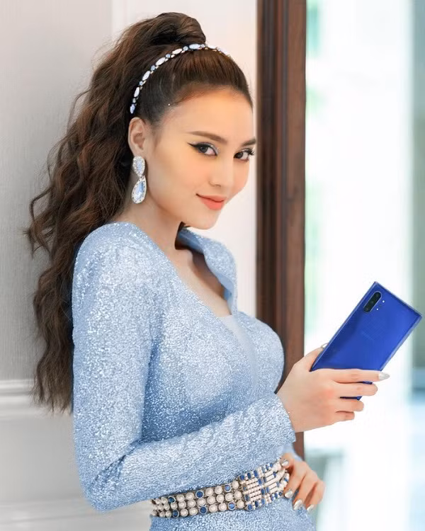 Nhiều người hâm mộ phỏng đoán đây lại là một món đồ đôi nữa của cặp đôi "tình trong như đã, mặt ngoài còn e này". Bên cạnh đó, một số người lại tỏ ra ngạc nhiên khi Ninh Dương Lan Ngọc lại sử dụng một chiếc điện thoại của Apple.