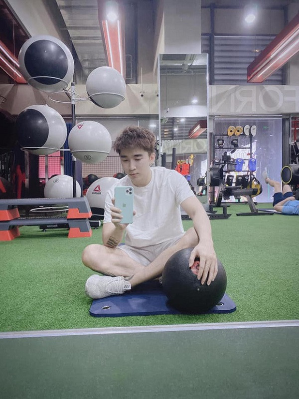 Trong đoạn clip đăng tải trên TikTok, Lan Ngọc cầm trên tay một chiếc iPhone 11 Pro Max màu trắng với ốp lưng màu xanh pastel. Không rõ là tình cờ hay "cố tình" mà trước đó Chi Dân cũng đăng tải ảnh selfie cùng chiếc điện thoại và ốp lưng y hệt.