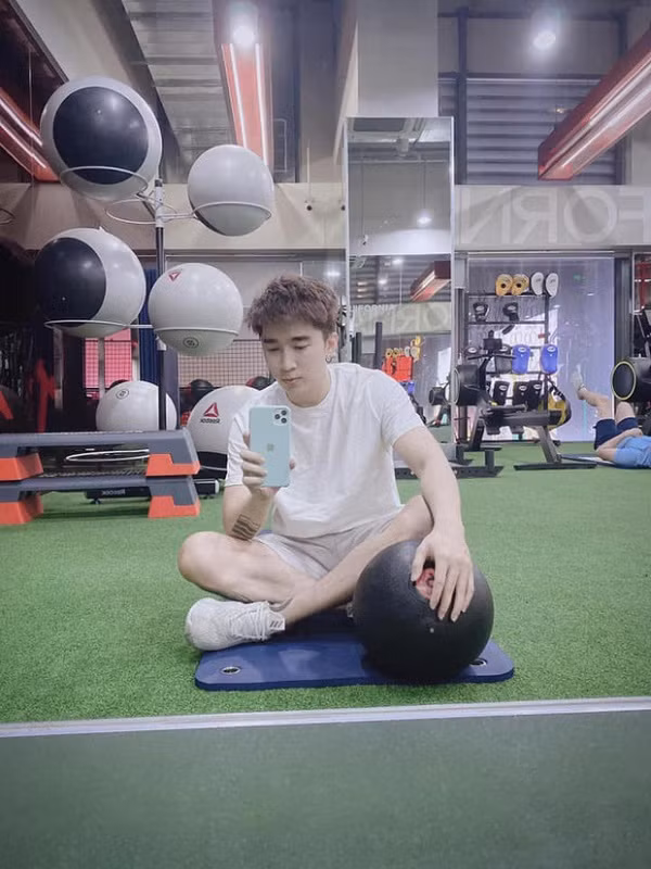 Trong đoạn clip đăng tải trên TikTok, Lan Ngọc cầm trên tay một chiếc iPhone 11 Pro Max màu trắng với ốp lưng màu xanh pastel. Không rõ là tình cờ hay "cố tình" mà trước đó Chi Dân cũng đăng tải ảnh selfie cùng chiếc điện thoại và ốp lưng y hệt.