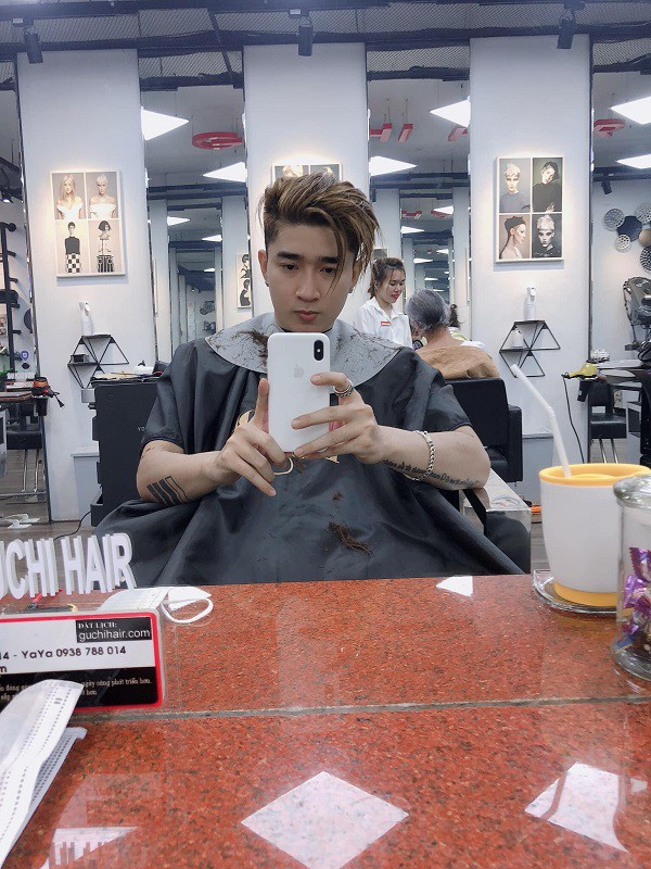 Trong khi đó, "bạn trai tin đồn" của Ninh Dương Lan Ngọc lại là một tín đồ của Apple. Chi Dân thường xuyên khoe ảnh selfie cùng nhiều dòng điện thoại của Táo khuyết.