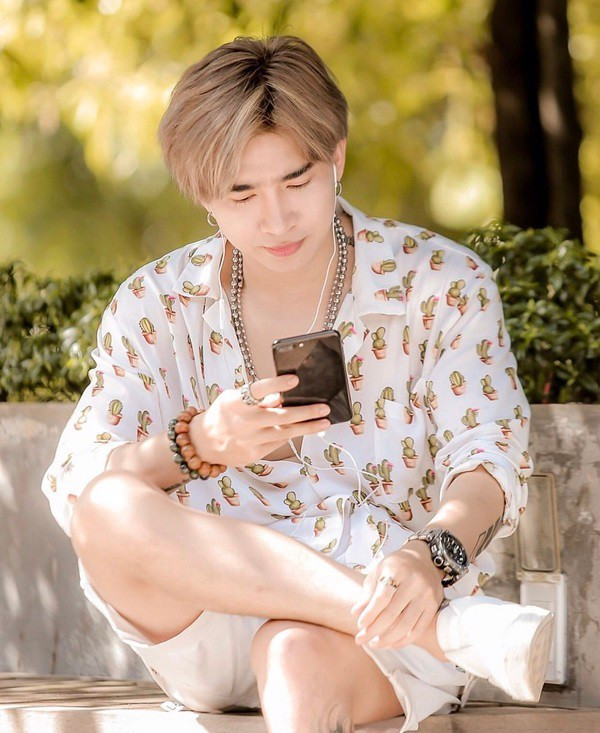 Nam ca sĩ từng sử dụng iPhone XS Max hay iPhone 8 Plus trước khi lên đời iPhone 11 Pro Max - sử dụng điện thoại đôi với Lan Ngọc.