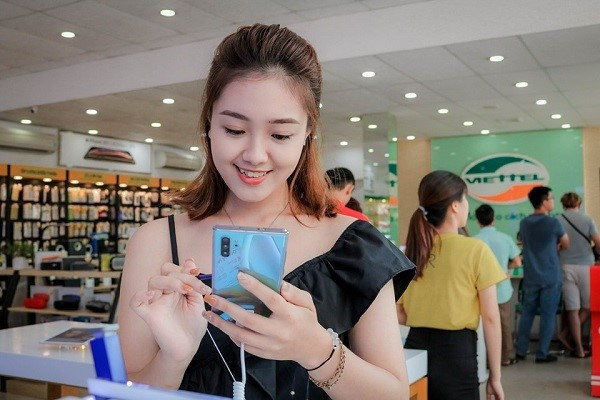 Galaxy A31 ghi nhan muc gia giam sau ky luc mua tuu truong-Hinh-2