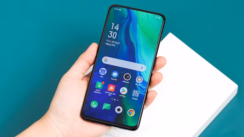Những năm gần đây OPPO luôn tạo được dấu ấn trên các sản phẩm mới của mình và smartphone vừa ra mắt OPPO Reno là một ví dụ điển hình. Với OPPO Find X thì OPPO đã đánh dấu cách tiếp cận mới cho một chiếc máy tràn viền và trên OPPO Reno thì OPPO lại một lần nữa khiến nhiều người không khỏi ngạc nhiên. Cấu hình RAM đến 6 GB, cùng chip Snapdragon 710, OPPO Reno có thể chiến tốt cả dòng game hiện nay với độ ổn định khá cao. Trên màn hình cũng được tích hợp cảm biến vân tay, giúp người dùng có trải nghiệm mở khoá mới hiện đại và cao cấp hơn. Giá tham khảo: 8.790.000 VNĐ