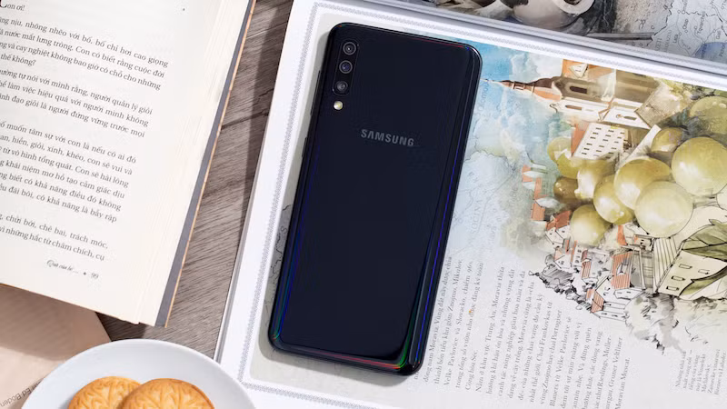 Samsung Galaxy A50 64GB là chiếc smartphone tầm trung của Samsung trong năm 2019 với nhiều tính năng hấp dẫn, đặc biệt là có cả cảm biến vân tay dưới màn hình. Máy sở hữu màn hình có kích thước lên tới 6.4 inch, tương đương với cả chiếc Samsung Galaxy S10+. Cùng với đó nhờ sở hữu dòng chip Exynos 9610, Galaxy A50 cho phép tỉ lệ hiển thị màn hình của máy được tối đa, giúp bạn có thể tương tác và trải nghiệm tốt hơn. Giá tham khảo: 4.990.000 VNĐ