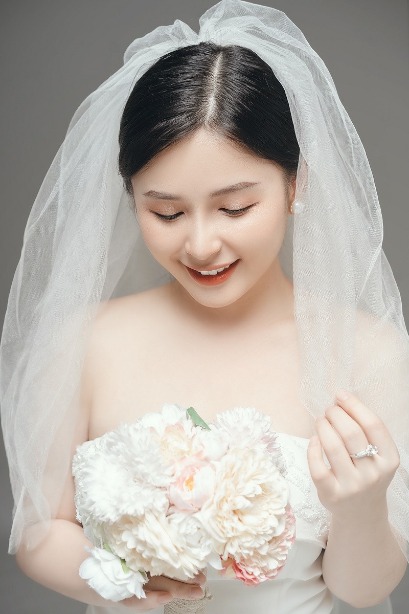 Ngay khi vừa đăng tải, bức ảnh cưới của Thảo Nari đã thu hút hàng chục nghìn lượt "thả tim" cùng rất nhiều bình luận từ bạn bè, đồng nghiệp và người hâm mộ.