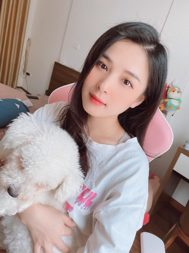 Cô từng chia sẻ lớn lên với tuổi thơ chăn trâu, cấy lúa, cắt cỏ đầy bình yên. Từ ngày lên thành phố học, cô làm thêm nhiều việc như bán hàng online để trang trải cuộc sống. Sau này, cô có cơ hội bén duyên với công việc stream.