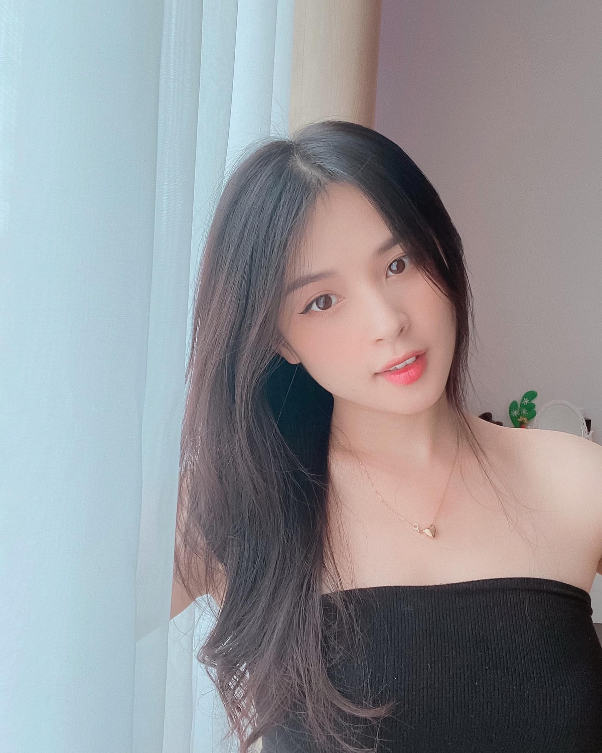 Dù nhận được kha khá ý kiến trái chiều cho rằng Thảo ăn mặc quá phản cảm nhưng số đông lại ủng hộ cho gu thời trang của hot girl dân tộc Tày này.