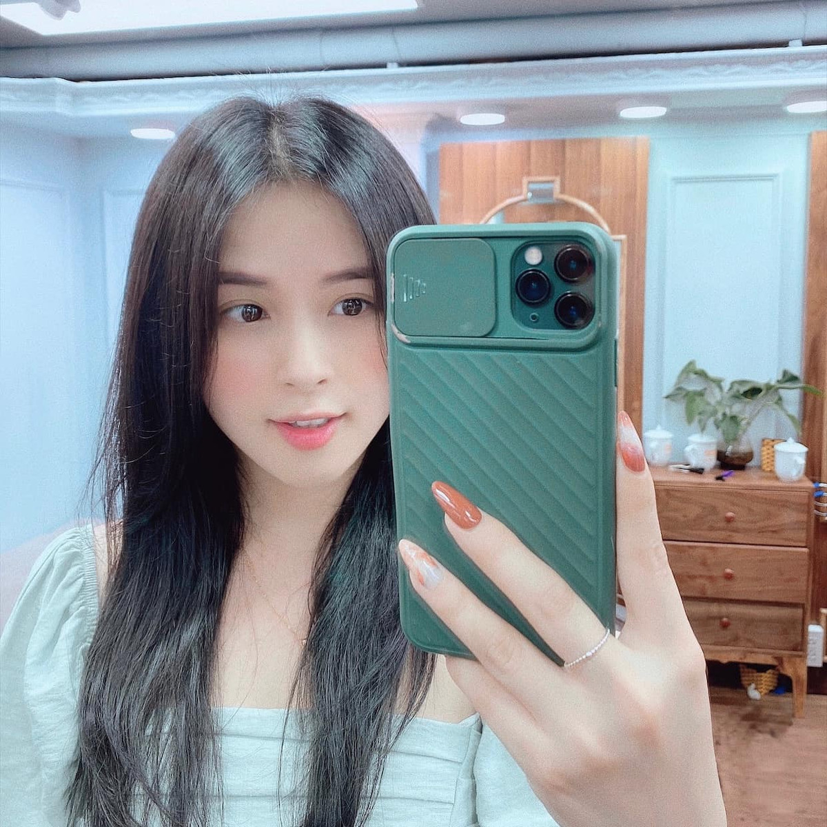 Hiện tại ngoài là một nữ streamer, hot girl Thảo Nari còn đang lấn sân làm diễn viên cho một số MV hay phim ngắn.