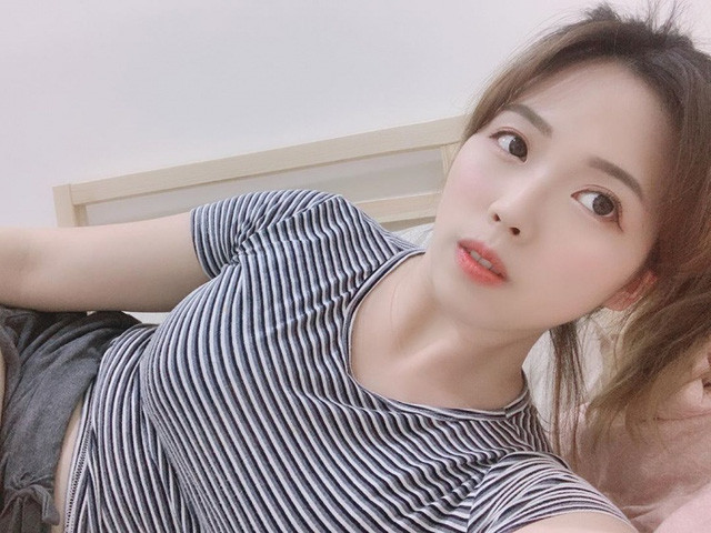 Winny cũng là một nữ streamer khá nổi, cô gây ấn tượng với người hâm mộ bởi nhan sắc và thân hình nóng bỏng mỗi lần lên sóng.