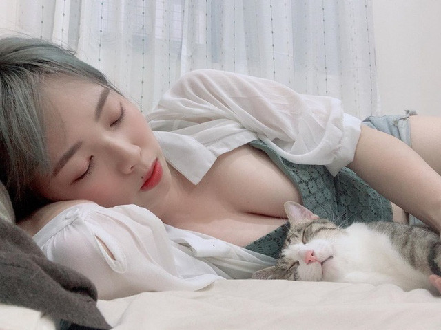 Winny đã lựa chọn một chiếc áo trễ cổ gợi cảm, được che chắn một cách khéo léo với chiếc áo sơ mi khoác ngoài, đồng thời cô ôm mèo của mình và ngủ một mạch. Vậy là , chẳng cần phô bày toàn bộ hay có kỹ năng trò chuyện, nữ streamer này đã sở hữu lượng view cứ thế mà tăng lên một cách chóng mặt.