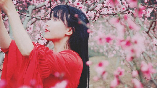 Lý Tử Thất thường xuất hiện trong video với hình ảnh cô thôn nữ xinh đẹp, dịu dàng, nấu ăn ngon và yêu thương bà. Các video của cô luôn có sự xuất hiện của bà nội - người đã nuôi nấng cô khôn lớn và trưởng thành.