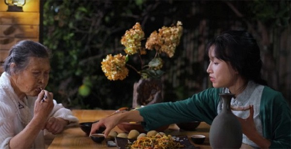 Thời gian vừa qua, người hâm mộ được phen "hết hồn" khi Lý Tử Thất bỗng dưng biến mất gần 2 tháng. Hóa ra nữ Youtuber quyết định dành thời gian chăm sóc bà ốm ở quê nhà, ai nấy cũng cảm động trước tấm lòng nhân hậu và hiếu thảo của Lý Tử Thất.