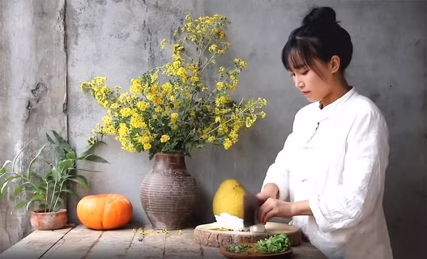 Vốn đã nổi tiếng với loạt video “cổ phong mỹ thực” gây sốt trên mạng xã hội Trung Quốc và trên khăp thế giới, những ngày gần đây Lý Tử Thất càng trở thành đề tài thu hút sự chú ý của truyền thông và dân mạng Hoa ngữ. Thành tích mới trên kênh Youtube của Lý Tử Thất không phải Youtuber nào cũng dám mơ đến.