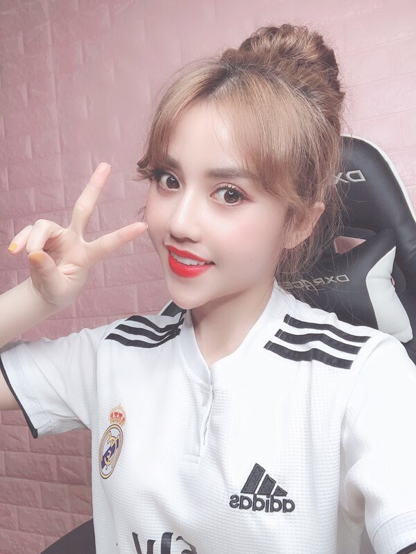 Một trong những tựa game mà cô nàng thường xuyên livestream nhất đó là Liên quân Mobile, đến mức mà cái tên của nữ streamer đã trở thành thương hiệu đối với đông đảo người chơi trong cộng đồng tựa game này.