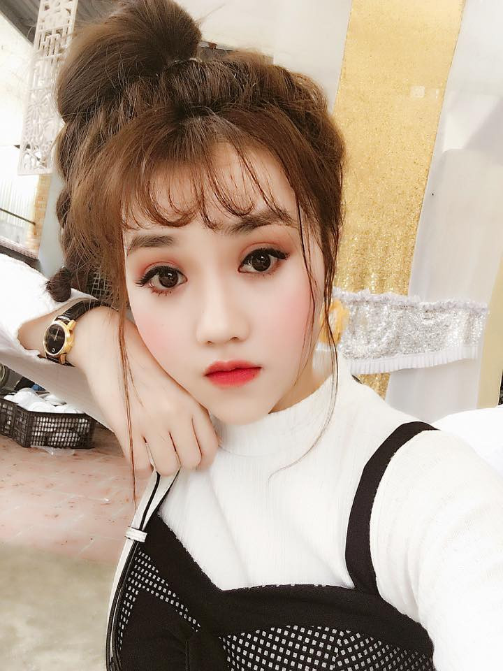 Đôi mắt to tròn, gương mặt ngây thơ, trong sáng, giọng nói cực kỳ dễ thương là tất cả những điểm thu hút không thể không nhắc tới khi nói về nữ streamer này.