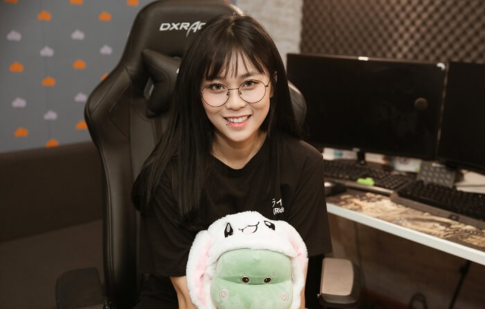 MisThy cũng là một trong số ít streamer có thể chơi được nhiều thể loại game khác nhau. Từ Liên Minh Huyền Thoại đến khả năng chạy bo trong PUBG, và ngay cả khi “đá sân” sang Liên quân Mobile, cô nàng cũng cho thấy mình là một tay chơi "không phải dạng vừa đâu".