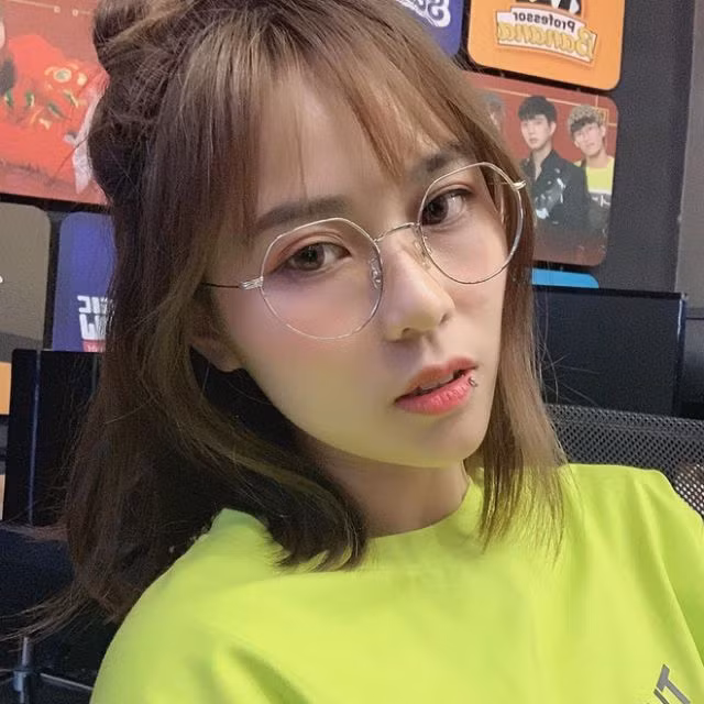 Là một trong nữ streamer nổi đình nổi đám đầu tiên tại Việt Nam, MisThy thu hút lượng lớn người theo dõi trên các nền tảng mạng xã hội. Trong đó Fanpage trên Facebook đạt 2,9 triệu follow và kênh Youtube gần 6 triệu sub.