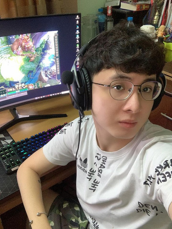 Dân tình ví Noway như Gun Thần phiên bản đời thực vì làm game thủ mà lại "đẹp trai quá mức cho phép". Anh chàng sở hữu vẻ ngoài điển trai với nụ cười hiền lành, dễ mến và chút ngại ngùng rất dễ thương.