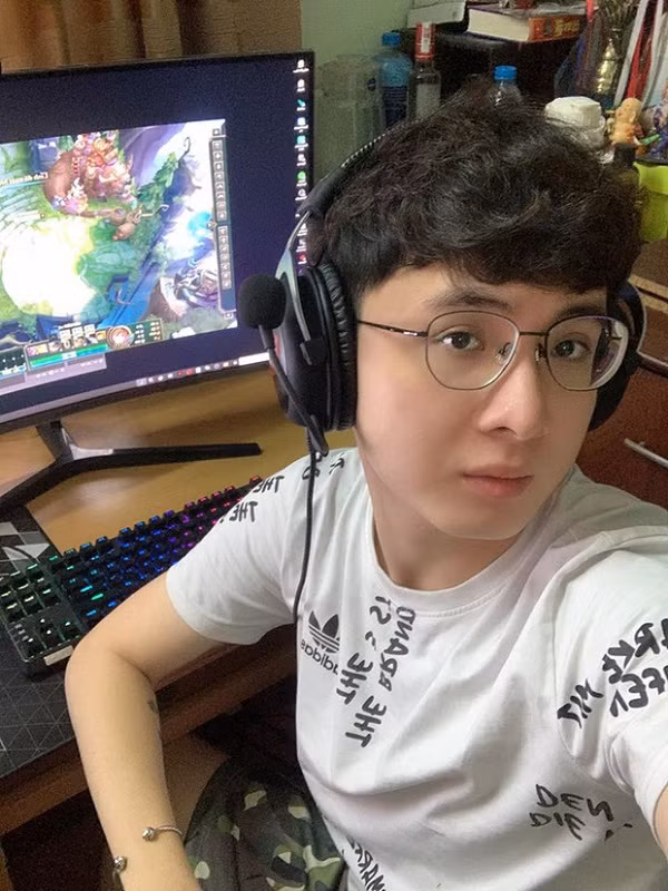 Dân tình ví Noway như Gun Thần phiên bản đời thực vì làm game thủ mà lại "đẹp trai quá mức cho phép". Anh chàng sở hữu vẻ ngoài điển trai với nụ cười hiền lành, dễ mến và chút ngại ngùng rất dễ thương.