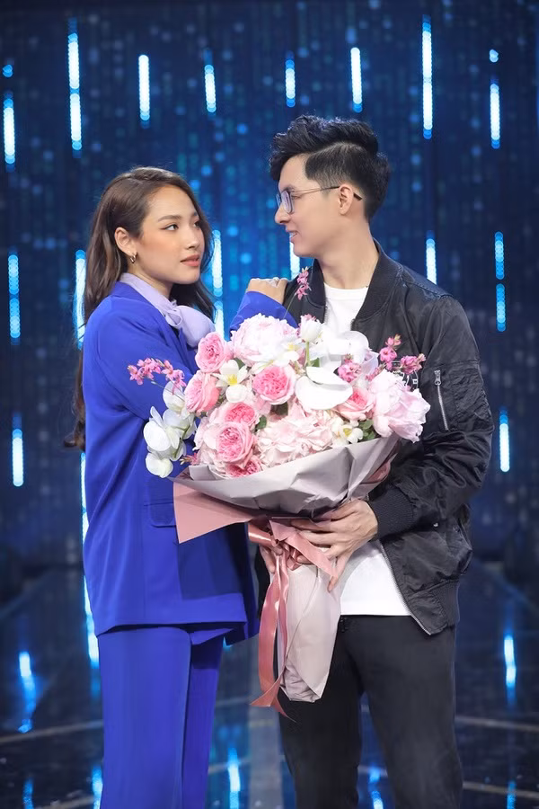 Lộ diện thân phận Độc thân và được nữ chính Cara Phương quyết định trao hoa đi đến một cái kết viên mãn, anh chàng nam chính Noway trong tập 5 "Người ấy là ai" đang là nhân vật khiến cộng đồng mạng lùng sục "tìm info". Hóa ra đây là một gương mặt không còn xa lạ với giới game thủ, streamer trong làng eSports.